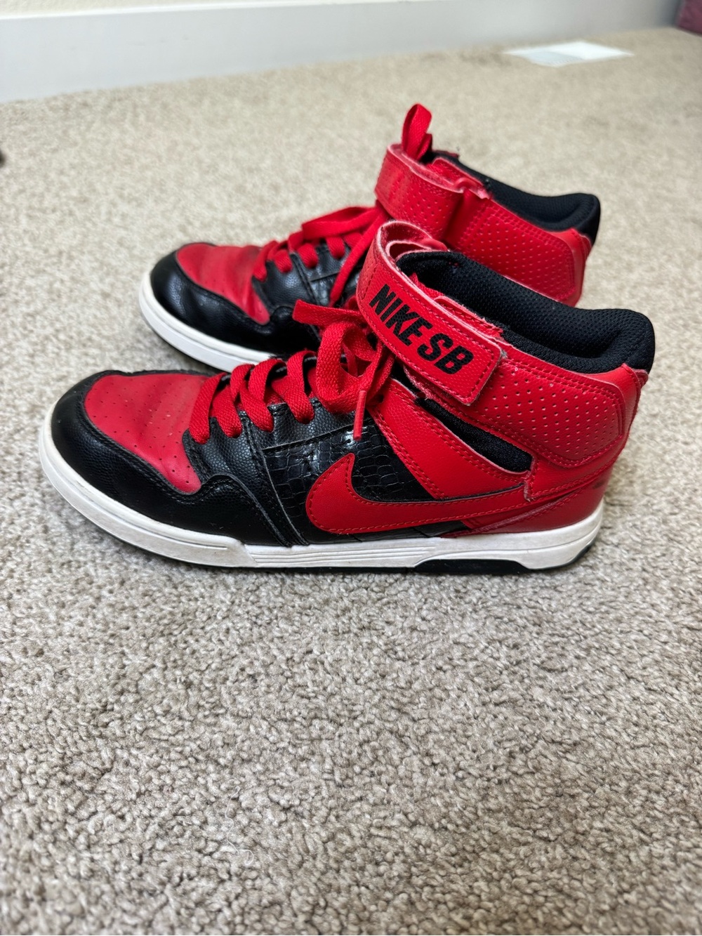 Nike Kids’ SB Mid-Top Sneakers in a red and black